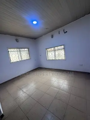 3bdrm Apartment in Oluyole Estate for rent