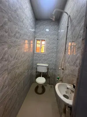 3bdrm Apartment in Oluyole Estate for rent