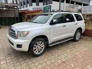 Toyota Sequoia Platinum 4dr SUV 4WD (5.7L 8cyl 6A) 2013 White