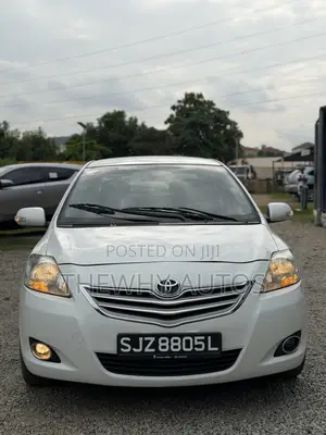 Toyota Yaris Base Sedan 4dr 2010 White