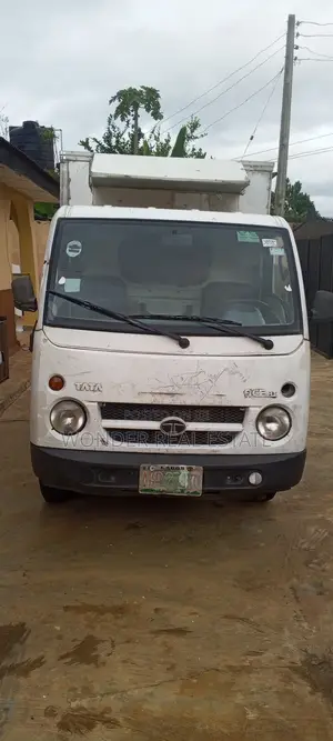 Tata Starbus Ultra Skool 2002 White