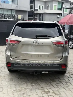 Toyota Highlander LE Plus 4dr SUV AWD (3.5L 6cyl 6A) 2015 Gold