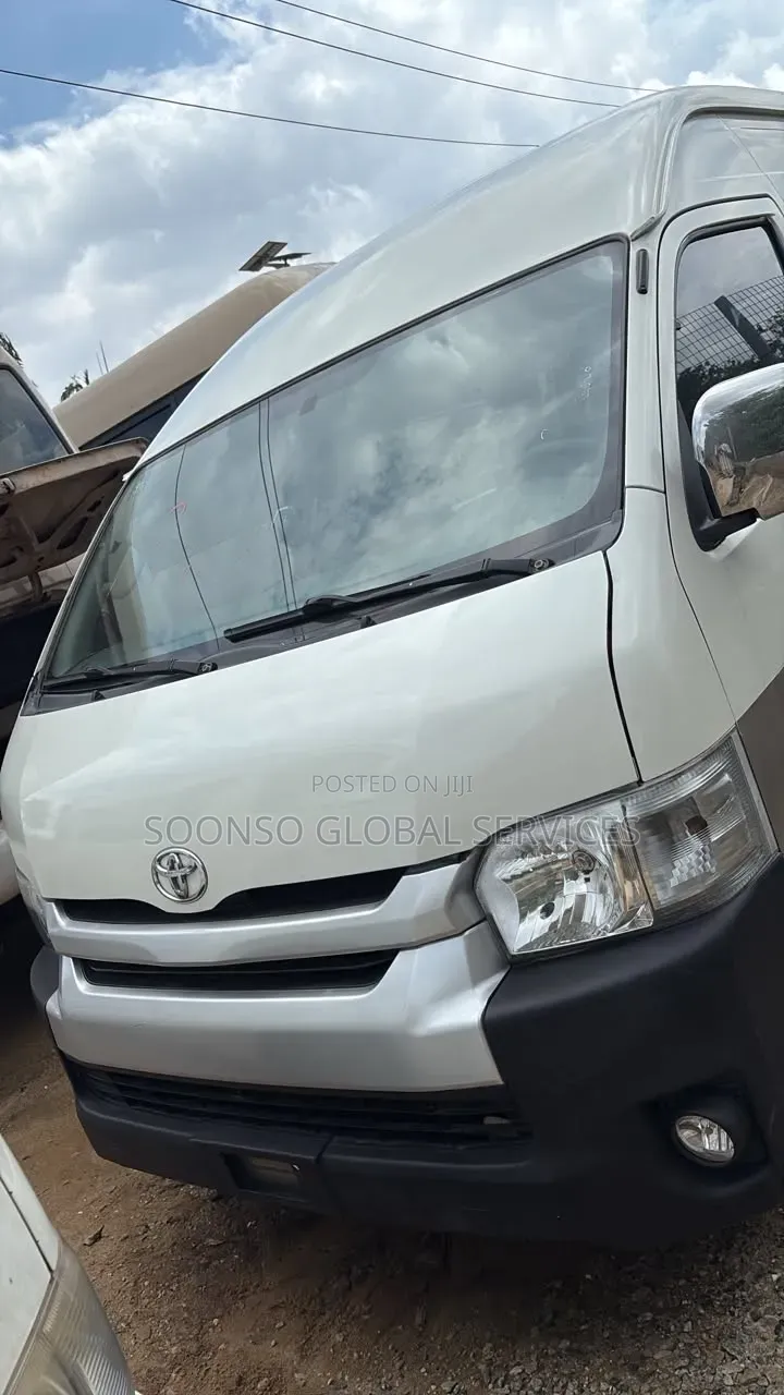 Toyota HiAce 2017 White