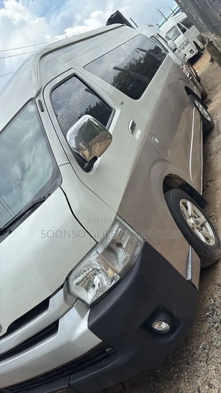 Toyota HiAce 2017 White