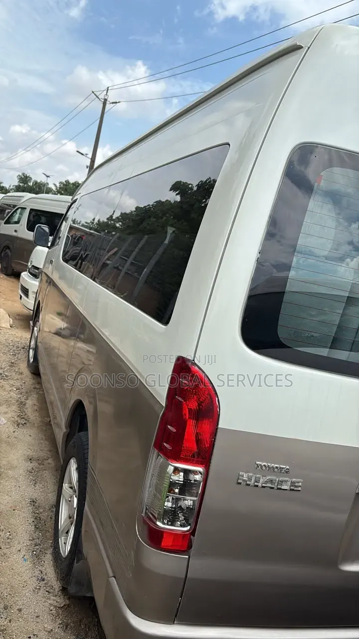 Toyota HiAce 2017 White