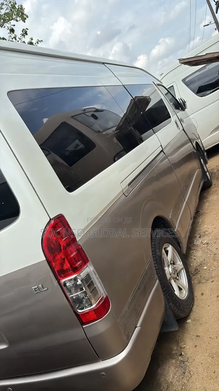 Toyota HiAce 2017 White