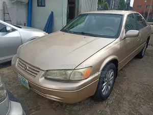 Toyota Camry LE 4dr Sedan (2.2L 4cyl 4A) 2000 Gold