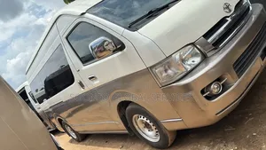 Toyota HiAce 2017 White
