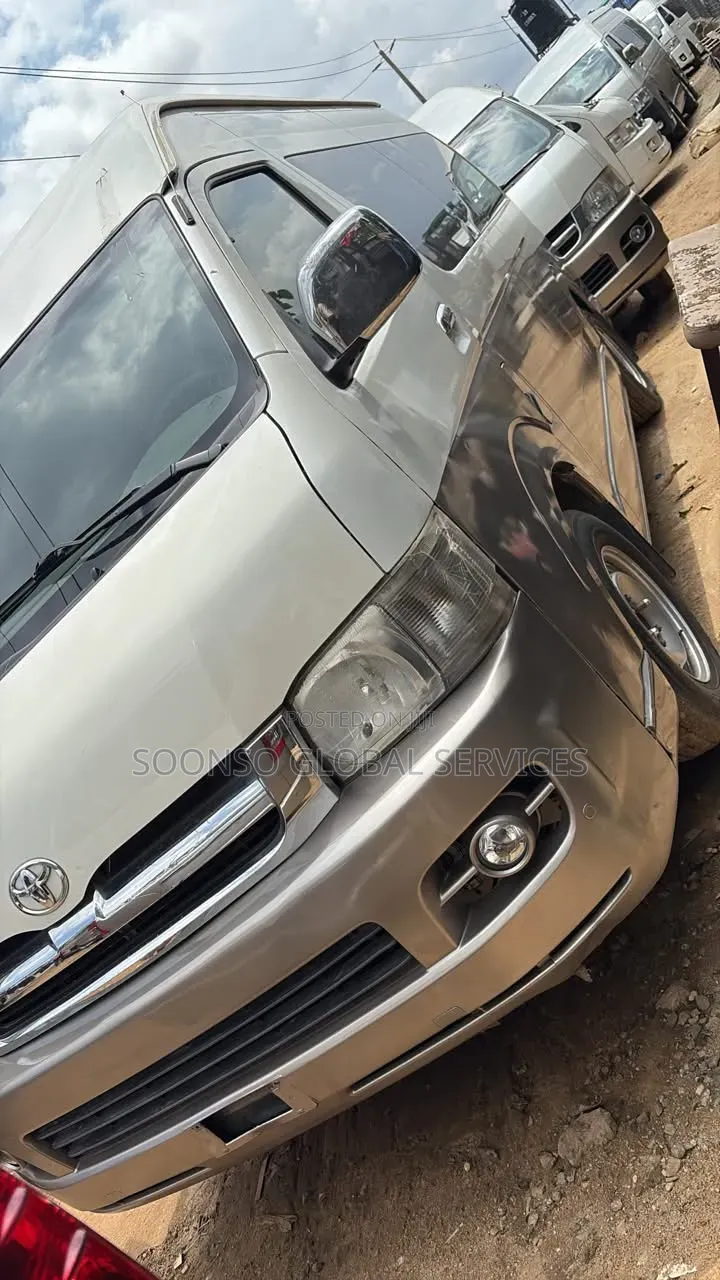 Toyota HiAce 2017 White