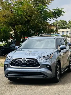 Toyota Highlander XLE 2021 Blue