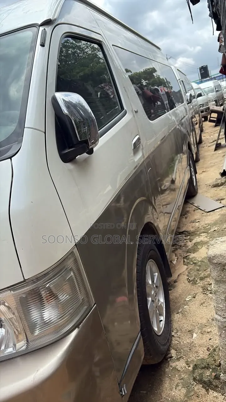 Toyota HiAce 2018 White