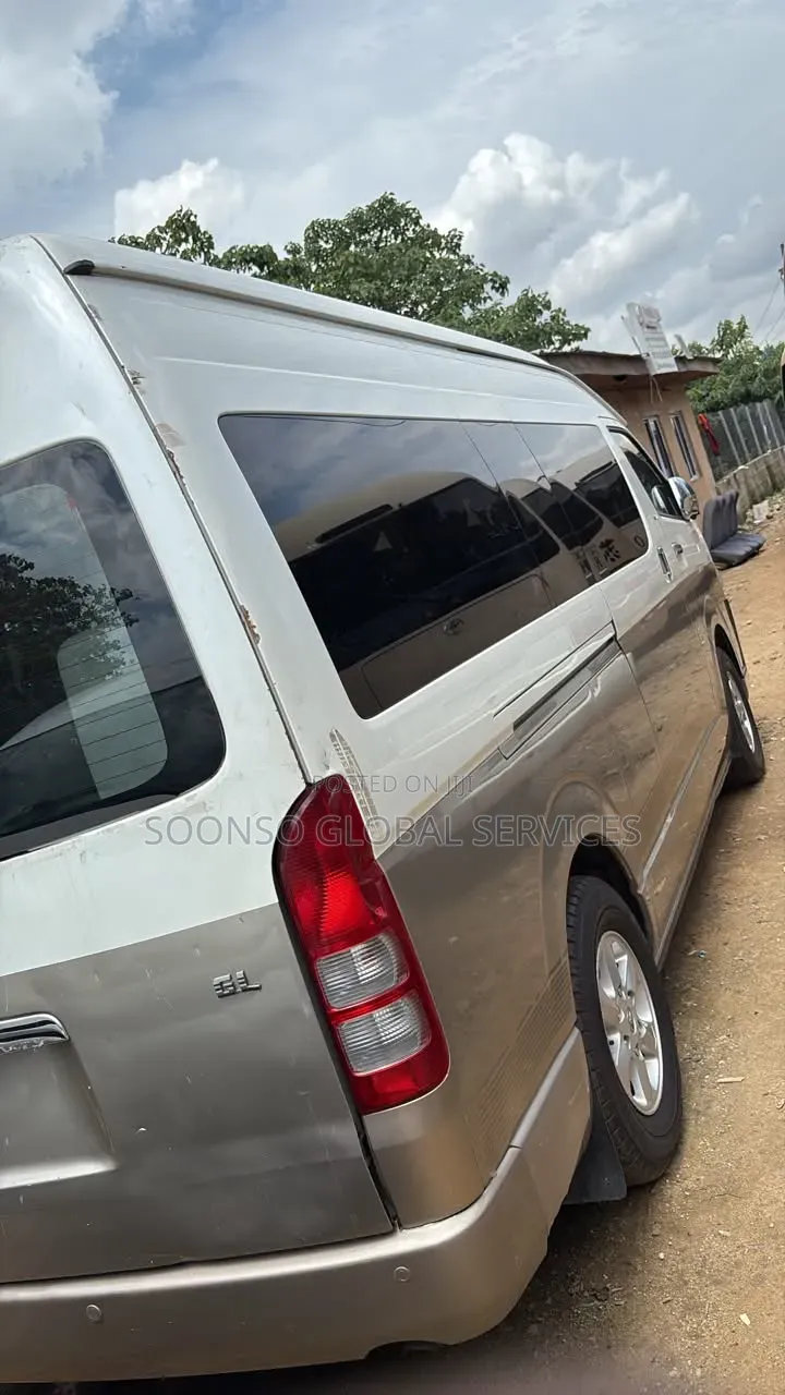 Toyota HiAce 2018 White