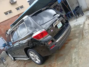 Toyota Highlander SE 2011 Black