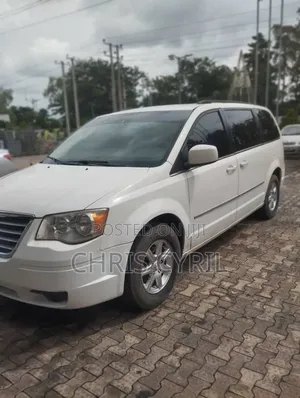 Chrysler Town & Country 2011 White