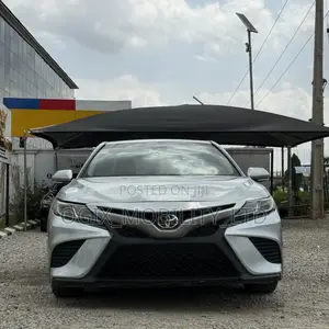 Toyota Camry SE FWD (2.5L 4cyl 8AM) 2018 Silver