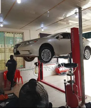 Launch Brand Two-post Hydraulic Car Lift With A 4000kg Lifting Capacit