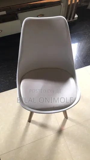 Luxury Dinning Round Table (Pole Base) +1 Foam Sitting Chairs White