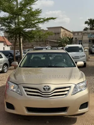 Toyota Camry Base 4dr Sedan (2.5L 4cyl 6M) 2010 Gold