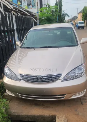 Toyota Camry 2.4 XLE 2005 Gold