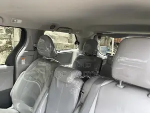Toyota Sienna XLE AWD 2019 Silver