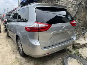 Toyota Sienna XLE AWD 2019 Silver