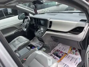 Toyota Sienna XLE AWD 2019 Silver