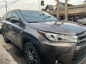 Toyota Highlander SE 4x4 V6 (3.5L 6cyl 8A) 2018 Gray