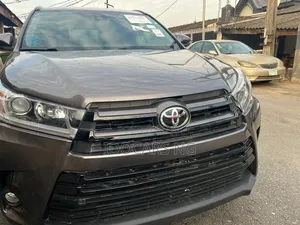 Toyota Highlander SE 4x4 V6 (3.5L 6cyl 8A) 2018 Gray