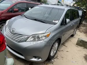 Toyota Sienna XLE 7-Passenger 4dr Minivan AWD (3.5L 6cyl 6A) 2015 Gray