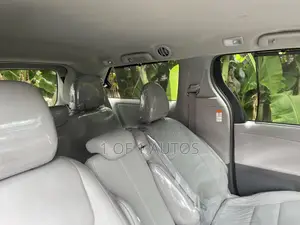 Toyota Sienna XLE (3.5L 6cyl 8A) 2018 Blue