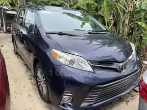 Toyota Sienna XLE (3.5L 6cyl 8A) 2018 Blue
