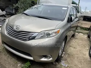 Toyota Sienna 2015 Gold