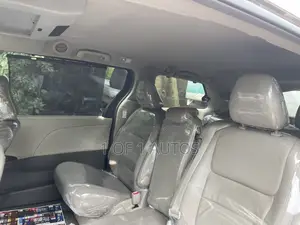 Toyota Sienna 2015 Gold