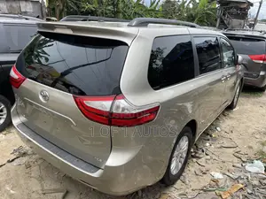 Toyota Sienna 2015 Gold