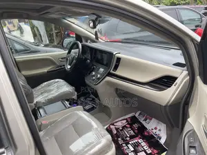 Toyota Sienna 2015 Gold