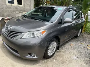 Toyota Sienna XLE 7-Passenger 4dr Minivan AWD (3.5L 6cyl 6A) 2014 Gray