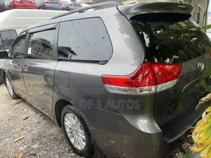 Toyota Sienna XLE 7-Passenger 4dr Minivan AWD (3.5L 6cyl 6A) 2014 Gray