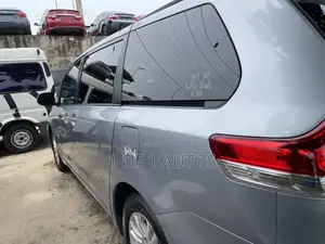 Toyota Sienna XLE AWD 7-Passenger 2013 Silver