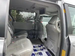 Toyota Sienna XLE AWD 7-Passenger 2013 Silver