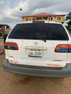 Toyota Sienna 2002 White