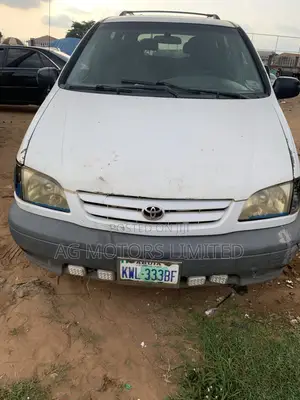 Toyota Sienna 2002 White