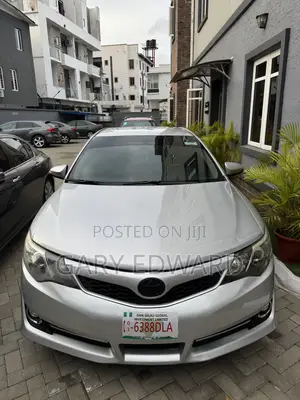 Toyota Camry SE 4dr Sedan (2.5L 4cyl 6A) 2013 Silver