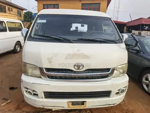 Toyota HiAce 2013 White