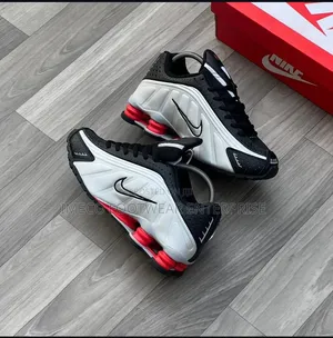 Nike Shox R4.
