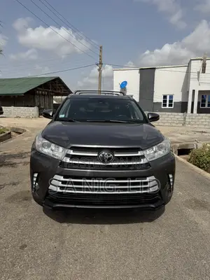 Toyota Highlander XLE 4x4 V6 (3.5L 6cyl 8A) 2018 Gray