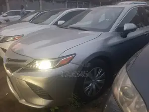 Toyota Camry 2018 Silver
