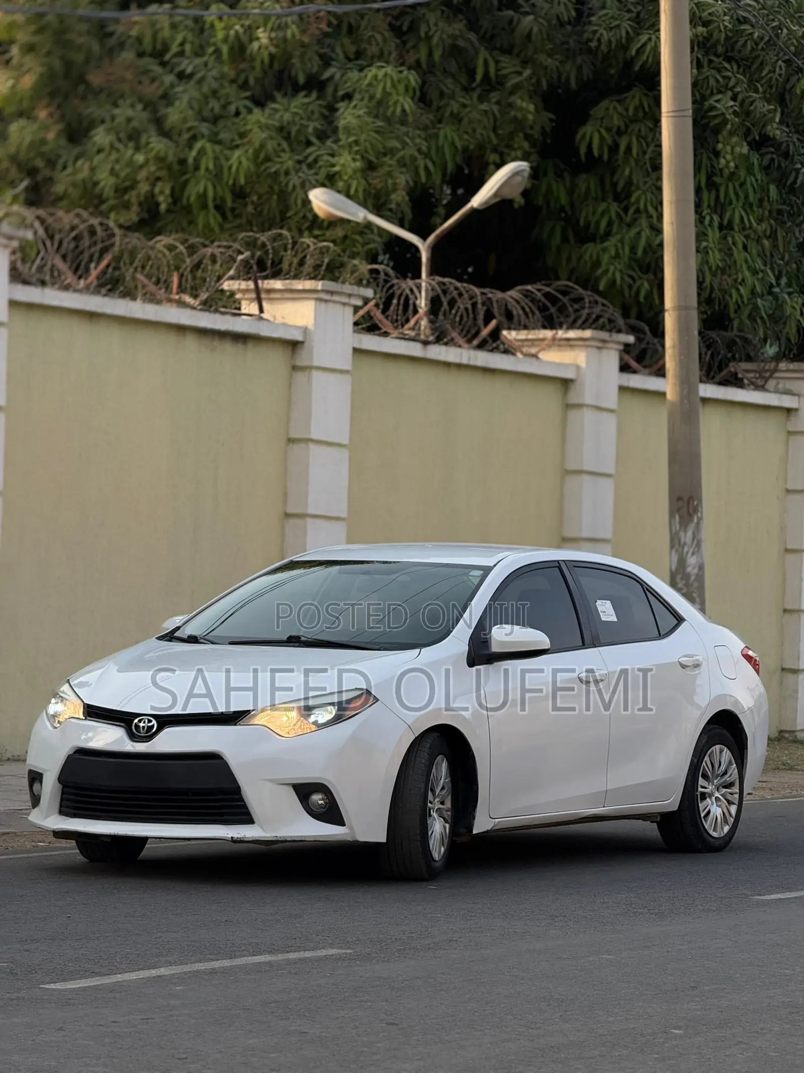 Toyota Corolla LE Plus 4dr Sedan (1.8L 4cyl CVT) 2015 White