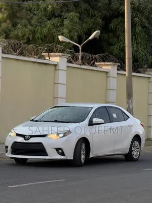 Toyota Corolla LE Plus 4dr Sedan (1.8L 4cyl CVT) 2015 White