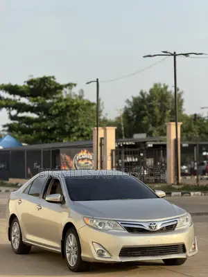 Toyota Camry XLE 4dr Sedan (2.5L 4cyl 6A) 2014 Gold