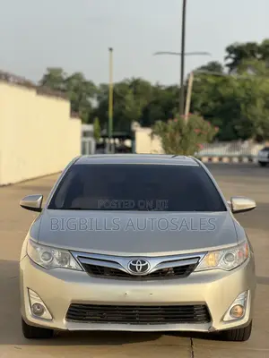 Toyota Camry XLE 4dr Sedan (2.5L 4cyl 6A) 2014 Gold